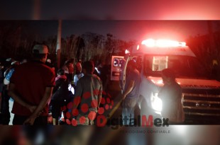 El accidente ocurrió alrededor de las 19:00 horas de este sábado, cuando un vehículo Nissan Sentra, color vino, y una motocicleta Italika, color negro con azul, colisionaron en la zona.