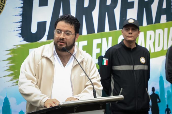Isaac Montoya Márquez participó en la carrera "Ponte en Guardia", realizada en el Parque Naucalli.