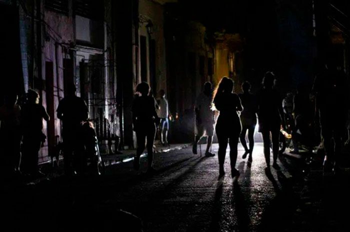 Un nuevo colapso del Sistema Eléctrico Nacional dejó sin electricidad a prácticamente toda Cuba, en medio de una crisis energética que se profundiza.