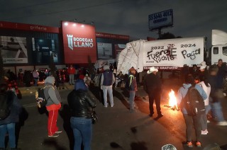 Los trabajadores de Ecatepec continúan esta noche con el bloqueo de vialidades