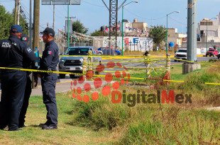 La zona quedó acordonada por elementos policiacos para permitir los trabajos forenses y evitar la alteración de evidencias.
