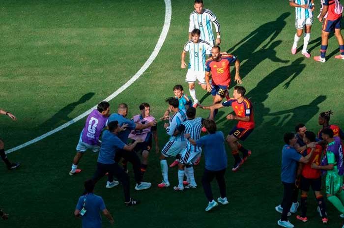 Leandro Paredes recibió 10 partidos de suspensión y una multa de 90 mil dólares por agredir a dos españoles.