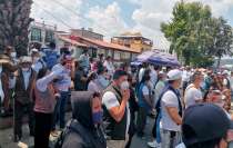 Decenas de pobladores marcharon por diversas vías municipales impidiendo la circulación en vías primarias hasta llegar a la explanada frente al palacio municipal