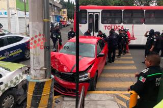 Uniformados del grupo especial "Troyanos" perseguían a los tripulantes de un Jetta color rojo cuando sucedió el accidente.