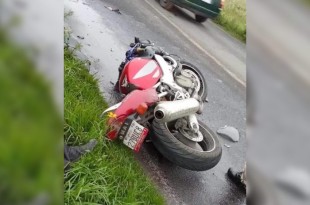 Las autoridades también hallaron partes de un vehículo en el lugar, lo que sugiere la posibilidad de que el motociclista haya sido arrollado.