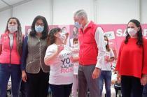 El gobernador Alfredo Del Mazo entregó tarjetas del programa Salario Rosa en la explanada del estadio Neza 86, en Nezahualcóyotl.