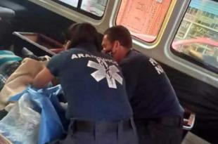 Paramédicos solicitaron apoyo de una ambulancia para auxiliarla en el traslado