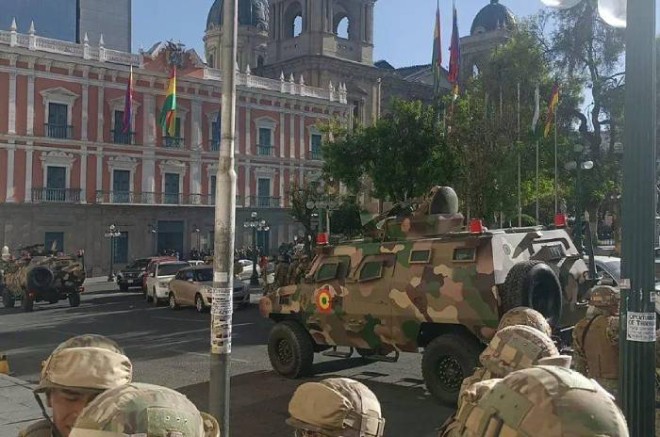 El expresidente Evo Morales denunció el ataque en "X", informando que un grupo de francotiradores había tomado la Plaza Murillo en La Paz.