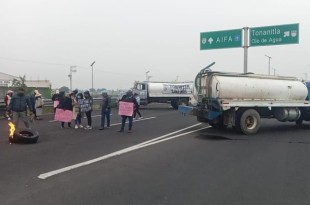 Desde el amanecer han estado quemando llantas y cohetes para convocar a más gente.