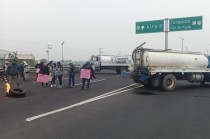 Desde el amanecer han estado quemando llantas y cohetes para convocar a más gente.