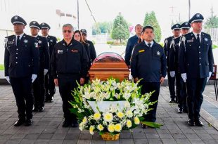 La Secretaría de Seguridad reconoció 30 años de servicio de Miguel Raymundo.