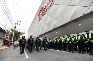 Elementos de la Secretaría de Seguridad del Estado de México despliegan un operativo de vigilancia y prevención en el estadio Nemesio Diez