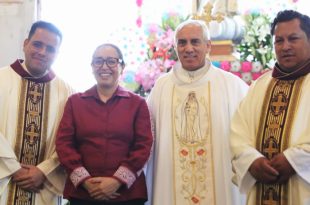 Azucena Cisneros recibió al nuevo obispo de Ecatepec, José Guadalupe Torres Campos.