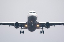 La aeronave quedó detenida a un costado de la pista.