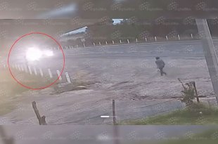 Un video registró el momento en que un automóvil invadió el acotamiento de la carretera Toluca-Temascaltepec y embistió al menor mientras entrenaba en bicicleta.