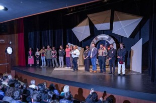 "Zaroz: Una historia I.A." es una experiencia teatral que desafía la perspectiva sobre la ética tecnológica.