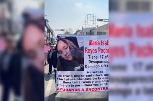Con pancartas y consignas, los manifestantes exigen a las autoridades acelerar las investigaciones y no dejar el caso en la impunidad.
