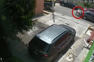 Su forma de operar fue captada por una cámara de videovigilancia del fraccionamiento Santa Cecilia y lo exhibieron en redes sociales.