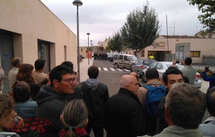 Barcelona: "Vemos gente mayor lanzada por los suelos, gente lanzada escaleras abajo, ensangrentada"