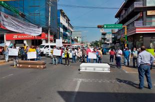 Los inconformes se apostaron a la altura del palacio municipal y portaron cartulinas con su demanda