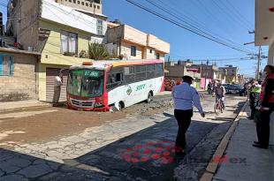 Quedó al descubierto tras el paso de un camión del transporte público en la calle Winnipeg