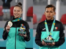 Nadadores mexiquenses recibiendo las medallas correspondientes