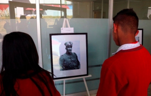 Recorren la exposición "Personajesy hechos revolucionarios"
