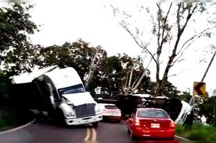 El segundo tráiler trató de esquivar la unidad accidenta.