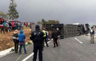 El conductor de un tracto camión de color blanco con gris, razón social Refrigerados Betos, perdió el control en una curva