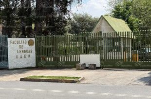 Instalaciones de la Facultad de Lenguas de la UAEMéx bajo medidas de seguridad tras la suspensión de clases presenciales por una posible amenaza detectada en el plantel.