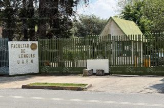 Instalaciones de la Facultad de Lenguas de la UAEMéx bajo medidas de seguridad tras la suspensión de clases presenciales por una posible amenaza detectada en el plantel.