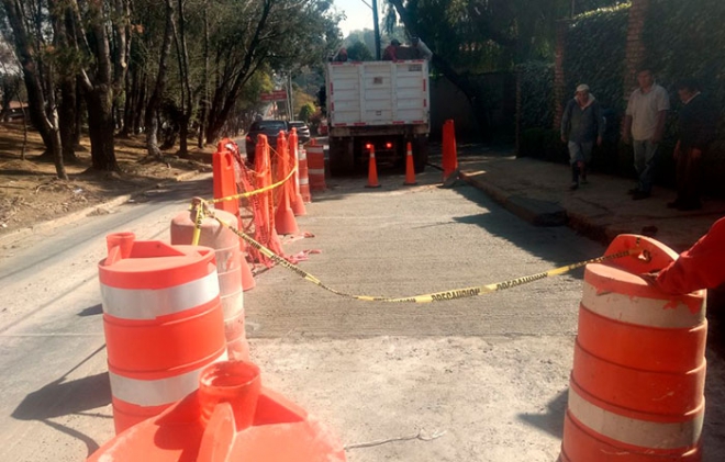 Reparan socavón en Lomas de Tecamachalco