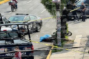 Elementos de seguridad resguardaron la zona en San Mateo Otzacatipan, Toluca, donde un presunto asaltante murió tras un intento de robo sobre avenida López Portillo.