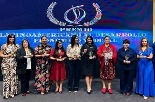 Integrantes del DIF Tlalnepantla recibieron en Bogotá, Colombia, el Premio Latinoamericano al Desarrollo Económico y Social 2026.