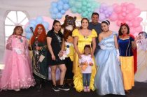 Ana Muñiz Neyra comparte con niñas y niños en la Unidad Deportiva municipal.