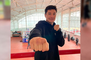 Su equipo de trabajo, liderado por Jay "Panda" Najar, busca potenciar su resistencia y fuerza para evitar que el combate se defina por decisión.
