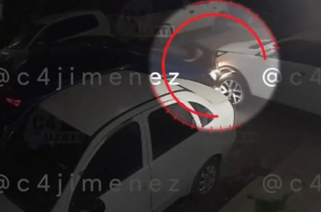 Presunto momento en que Brandon “N” habría intentado atropellar a su expareja en calles de la colonia El Sol, en Nezahualcóyotl.