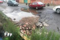 Tendrá unos 15 días que comenzó a formarse el hundimiento pero día a día se ve más el deterioro", dijeron vecinos