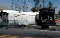 Sancionan a chofer que invadió y volcó en carril del Mexibús
