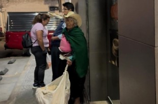 En un video que circula en redes sociales, se escucha a la mujer que graba y se observa a un hombre reclamando al encargado de la panadería, cuestionándole en qué le afectaba la situación.