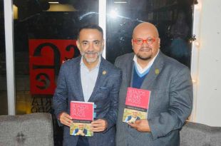 El autor presenta su primer libro, "Retazos de Mis Pasos", destacando más de 100 temas variados recopilados de su columna "Hakuna Matata".