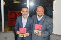 El autor presenta su primer libro, "Retazos de Mis Pasos", destacando más de 100 temas variados recopilados de su columna "Hakuna Matata".