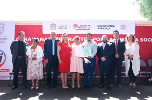 Ana Muñiz Neyra, presidenta municipal de San Mateo Atenco, encabezó la ceremonia de boda colectiva en la que 60 parejas formalizaron su unión civil como parte del cierre de las Caravanas Itinerantes por la Justicia Social.