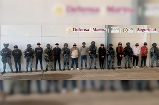 Fuerzas federales capturaron a nueve presuntos integrantes del CJNG y decomisaron 64 vehículos, armas de alto poder, explosivos, droga y equipo táctico.