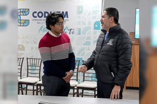 Estudiante de la Facultad de Derecho de la UAEMéx, junto al presidente de la CODHEM, Víctor Leopoldo Delgado Pérez, participa en visita guiada.