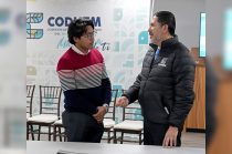 Estudiante de la Facultad de Derecho de la UAEMéx, junto al presidente de la CODHEM, Víctor Leopoldo Delgado Pérez, participa en visita guiada.