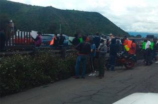 Integrantes del Consejo Rector de la Tortilla Tradicional mantienen un bloqueo en la autopista México-Puebla