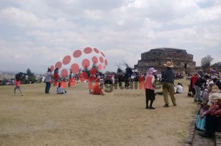 La ceremonia que se lleva a cabo antes del mediodía simboliza el cierre de una etapa