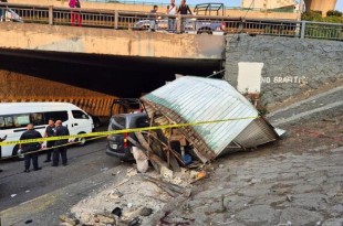 Un vehículo Peugeot Rifter de color gris salió del camino y no pudo frenar.