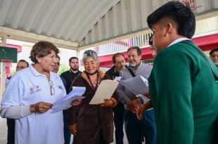 Delfina Gómez Álvarez recorre la Secundaria 1057 en Ixtapaluca como parte del seguimiento a mesas de trabajo educativas.